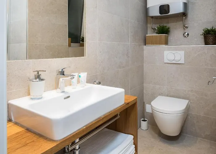 Charlie Chaplin Apartment *